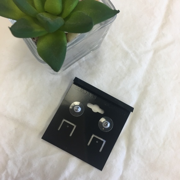 Urban Outfitters Gold Triangle Studs - Picture 5 of 6